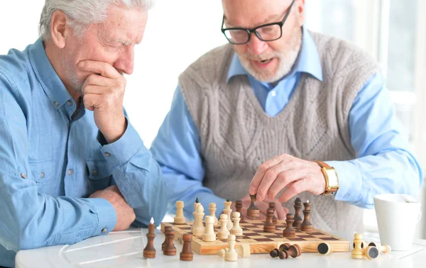 Mannen spelen schaak — Stockfoto