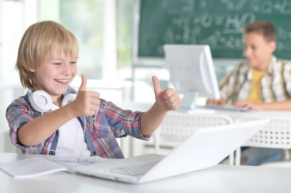 Netter kleiner Junge zeigt Daumen hoch — Stockfoto