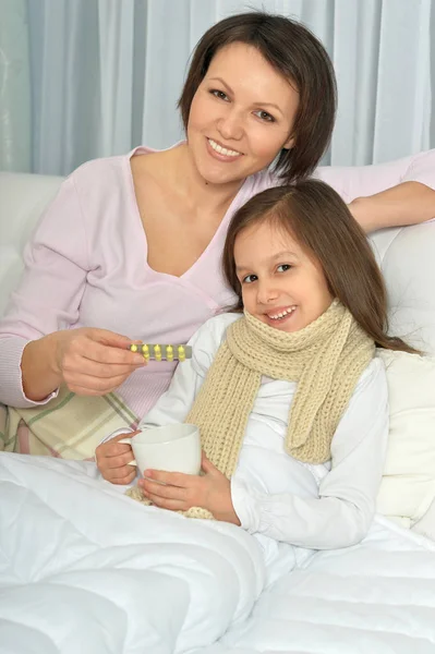 Mutter kümmert sich um Tochter — Stockfoto