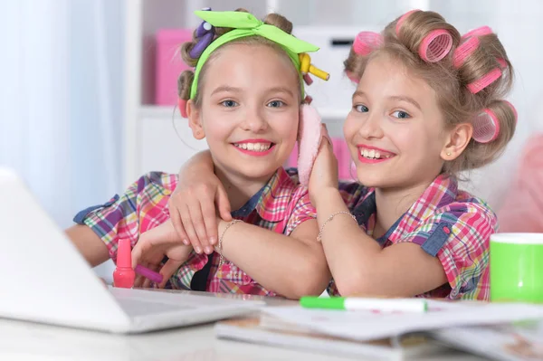 Leuke kleine meisjes zelf de verfraaiing — Stockfoto