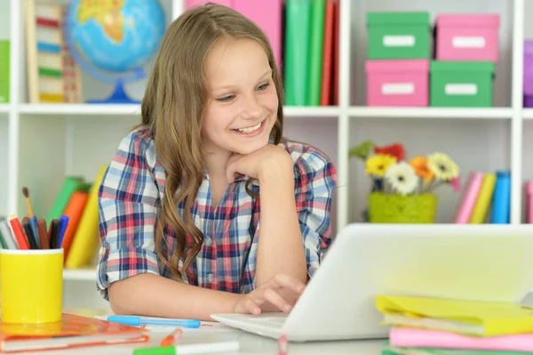 Милая девочка-подросток с ноутбуком — стоковое фото