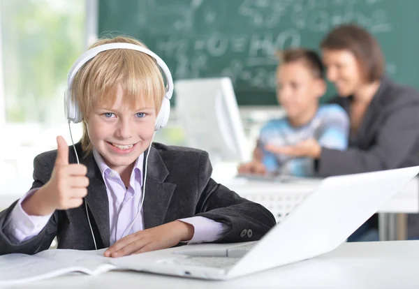 Netter kleiner Junge zeigt Daumen hoch — Stockfoto