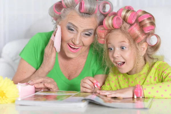 Donna e nipote facendo make up — Foto Stock