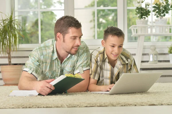 父亲和儿子使用笔记本电脑 — 图库照片