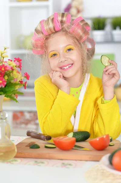 Pequeña chica bonita en rodajas verduras — Foto de Stock