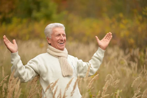 Elderly man in park — Stock Photo, Image