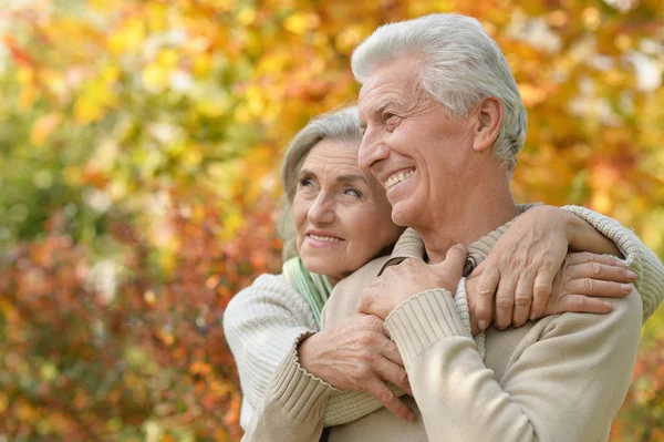 Couple sénior à l'extérieur — Photo