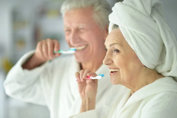 Glückliches Seniorenpaar beim Zähneputzen — Stockfoto