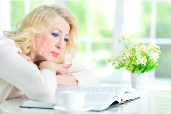 Mature woman reading book — Stock Photo, Image