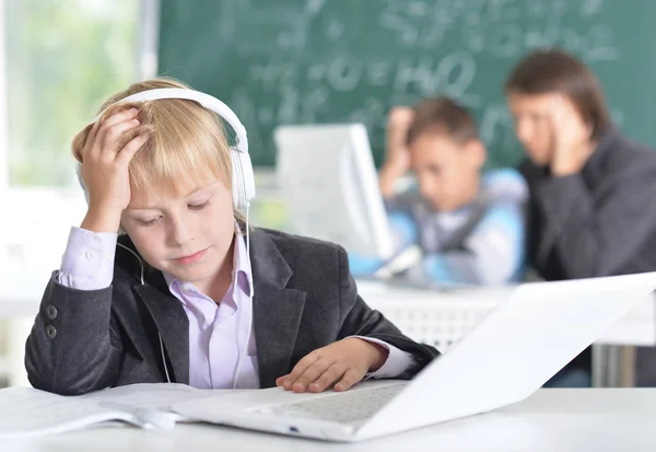 Anak berseragam sekolah dengan laptop — Stok Foto