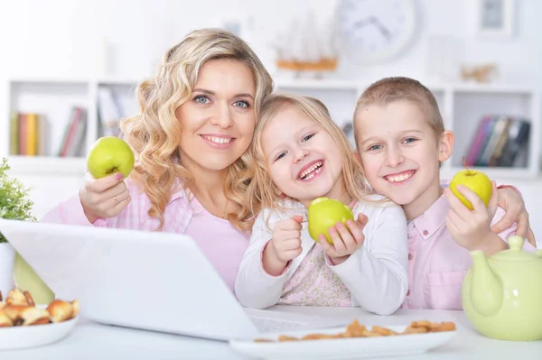 Mutter und Kinder mit Laptop — Stockfoto