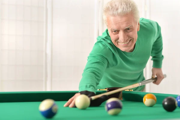 Hombre jugando al billar — Foto de Stock