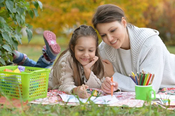 Lycklig mor och dotter rita med blyerts — Stockfoto