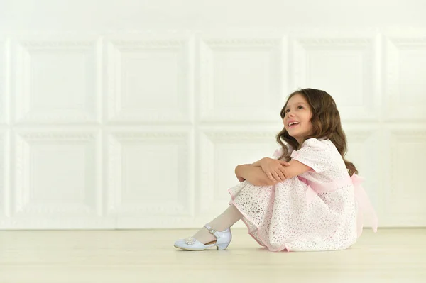 Klein meisje in witte jurk — Stockfoto