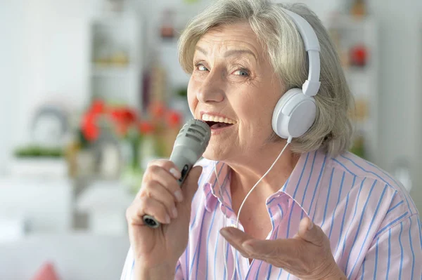 Cantante senior mujer — Foto de Stock