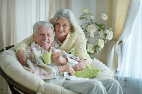 Seniorenpaar ruht sich aus — Stockfoto