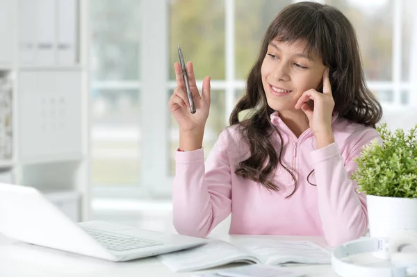 Schattige tienermeisje kijken naar laptop — Stockfoto