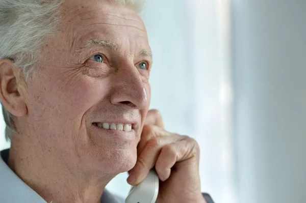 Senior man talking on the phone — Stock Photo, Image