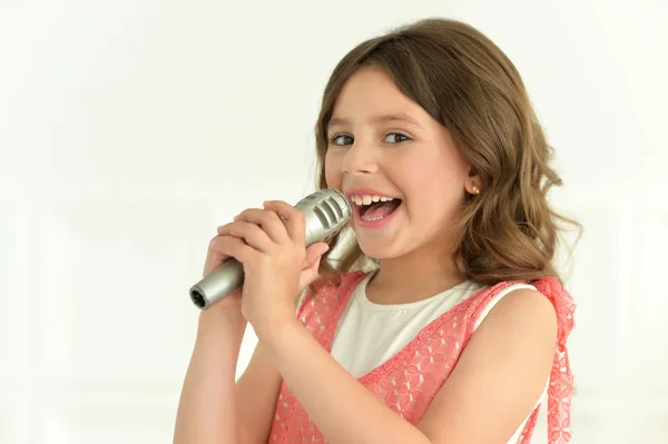 Menina cantando com microfone — Fotografia de Stock