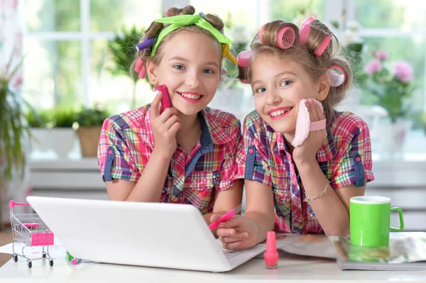 Leuke kleine meisjes zelf de verfraaiing — Stockfoto