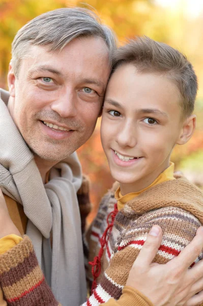 Padre e hijo descansando en el parque — Foto de Stock