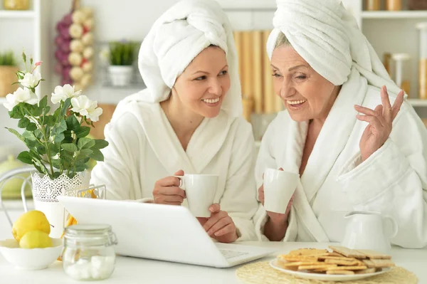 Mutter und Tochter mit Laptop — Stockfoto