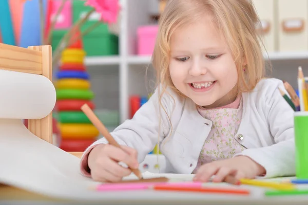 Mädchen zeichnen mit Bleistift — Stockfoto