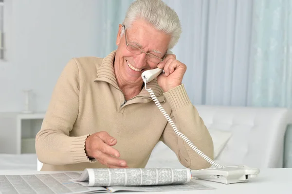 Senior man pratar i telefon — Stockfoto