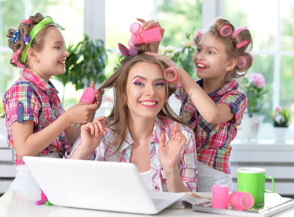 Mère et filles faire des coiffures — Photo