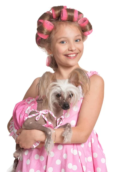 Niña en rizadores de pelo con perro — Foto de Stock