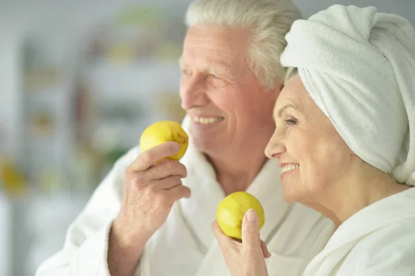 Senior-Ehepaar hält Äpfel in der Hand — Stockfoto