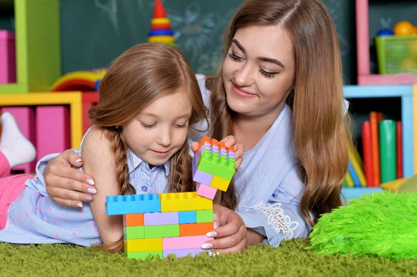 Niña jugando con la madre — Foto de Stock