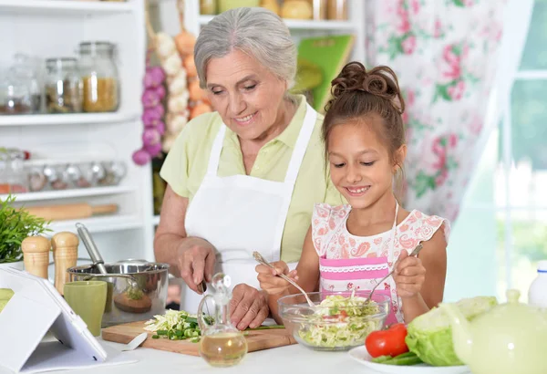 Grandmother and granddaughter preparing dinner — Stock Photo, Image