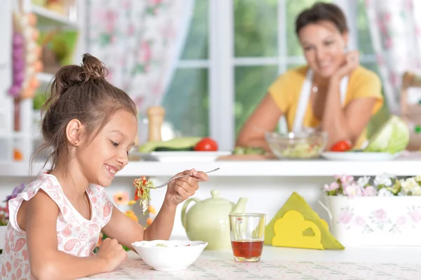 Süßes Mädchen isst Suppe — Stockfoto