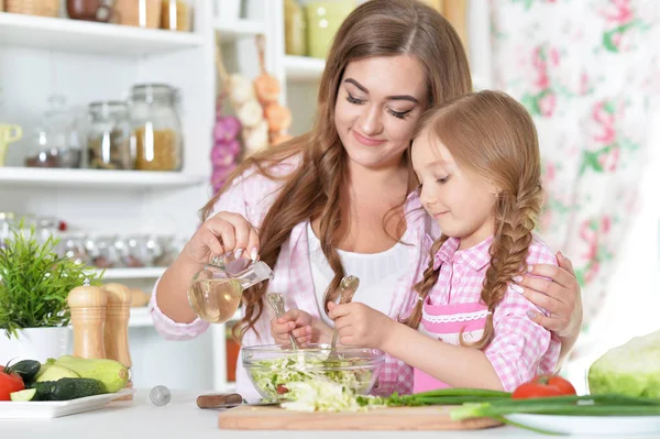 Anne ve kızı salata hazırlıyor. — Stok fotoğraf