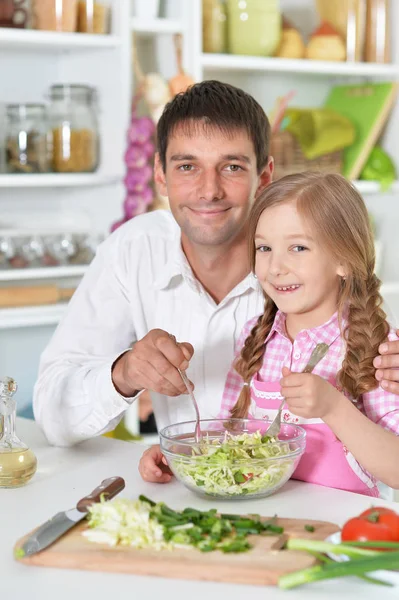 Father and daughter preparing salad — Stock Photo, Image