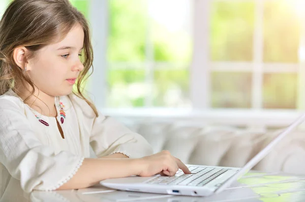 Menina usando laptop — Fotografia de Stock