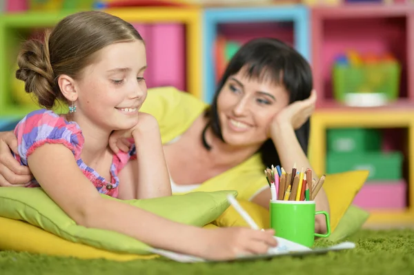 Meisje doet huiswerk — Stockfoto