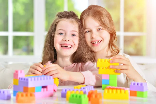 Kleine meisjes spelen met kunststof blokken — Stockfoto