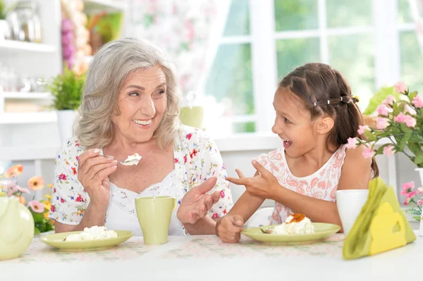 Abuela y nieta desayunando —  Fotos de Stock