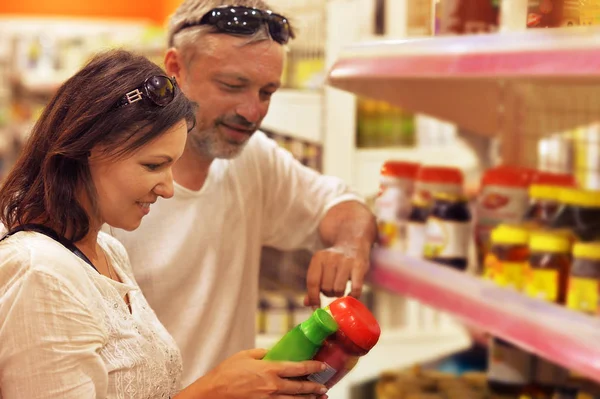 Man en vrouw in de winkel — Stockfoto