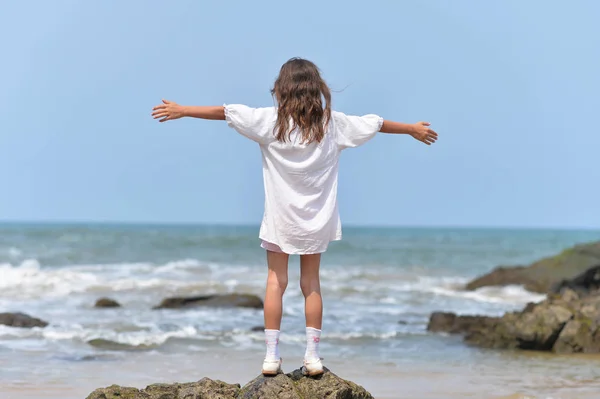 Μικρό κορίτσι στέκεται πάνω σε βράχο — Φωτογραφία Αρχείου