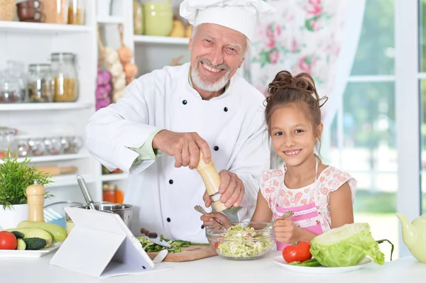 Man förbereder middag med barnbarn — Stockfoto