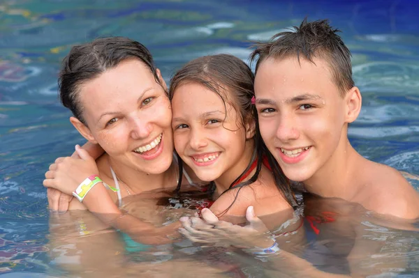 Madre con niños en la piscina —  Fotos de Stock