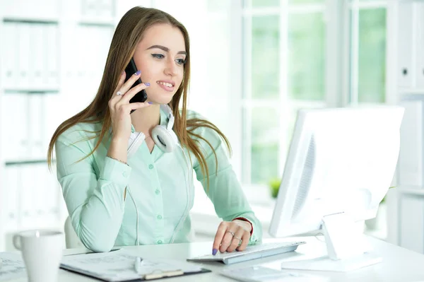 Mooie jonge vrouw praten over de telefoon — Stockfoto