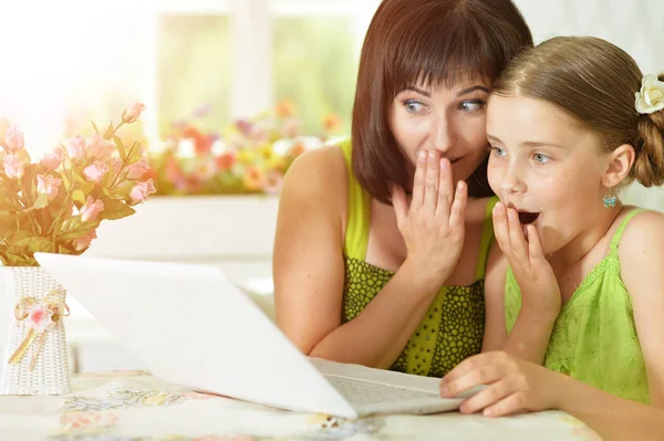 Mãe e filha olhando para o laptop — Fotografia de Stock