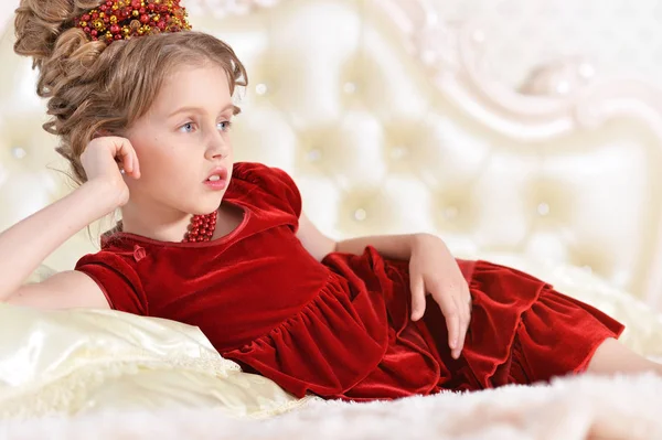 Niña en vestido de terciopelo rojo —  Fotos de Stock