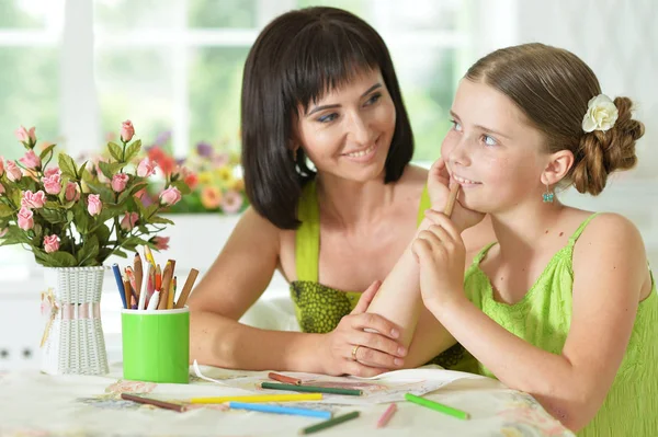 Madre e hija dibujando con lápices — Foto de Stock