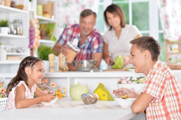 Bror och syster med frukost — Stockfoto