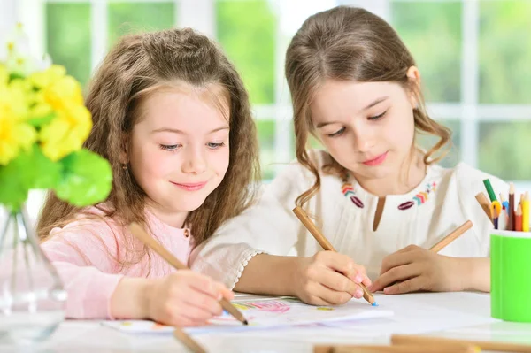 Meninas pequenas desenho com lápis — Fotografia de Stock